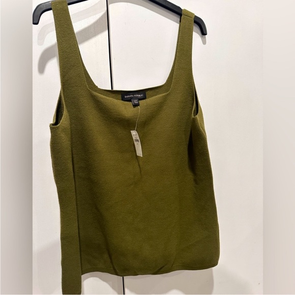 Banana Republic Hunter Green Chase Square Neck
Tank Top Size Large (NWOT) - Picture 7 of 7